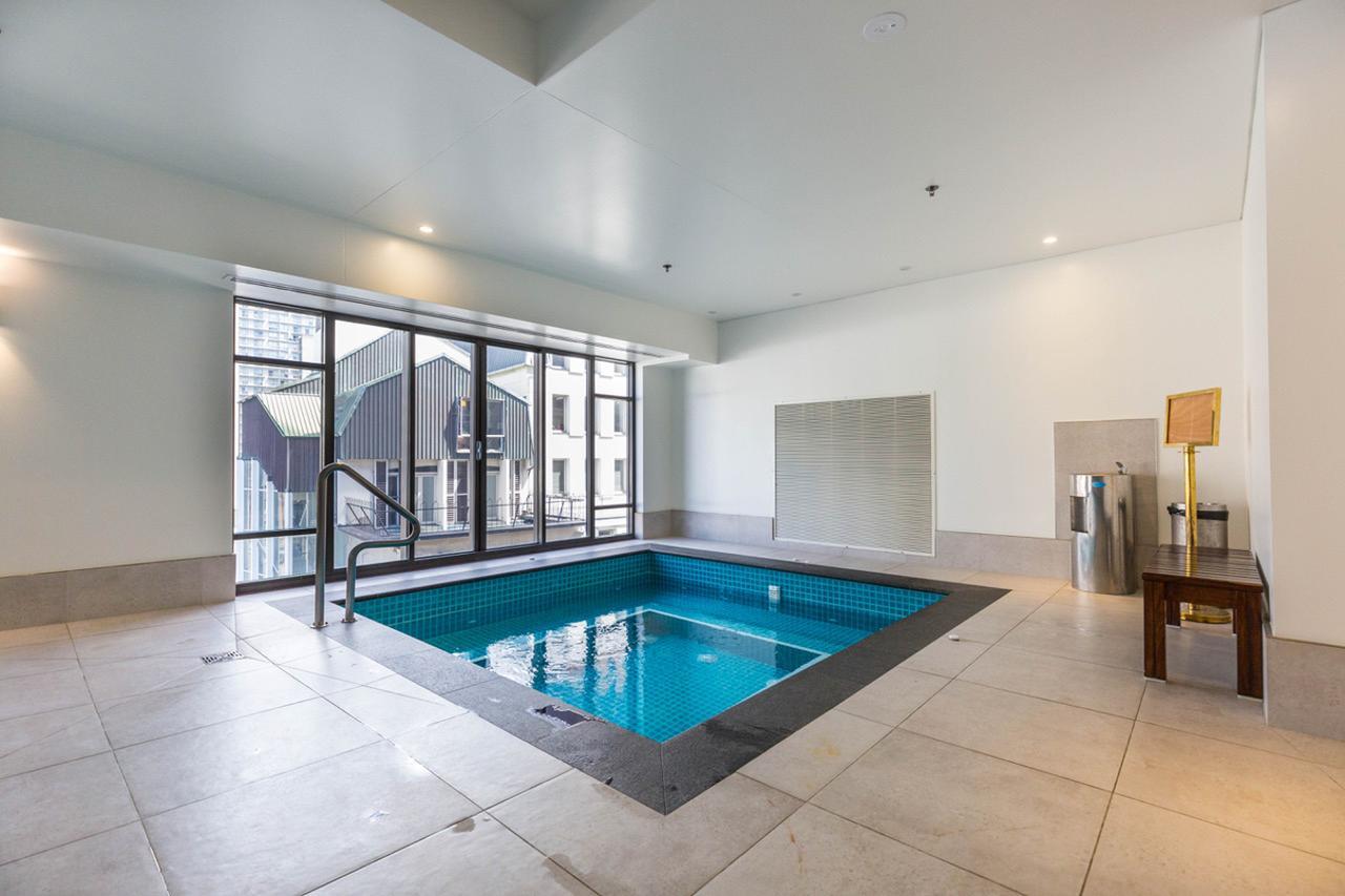 Stylish Central City Apartment With Pool And Gym Auckland Esterno foto